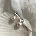Gedetailleerde opname van elegante pareloorbellen op schelptray in minimalistische stijl - 10MM Parel oorknopjes / Wit