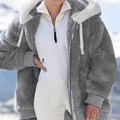 Dettaglio giacca in peluche grigio scuro con bordo in pelliccia e gilet trapuntato - Grigio scuro