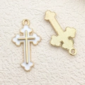 Ciondoli a croce dorati con smalto bianco e retro strutturato per creare gioielli - 1pz Croce Bianca