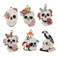 Ciondoli teschio in smalto bianco con bordi dorati e motivi floreali colorati per gioielli DIY - Set 6pz Ciondoli Smalto Teschio e Fiori