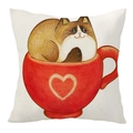 Kissenbezug aus Leinenmischung mit süßer Aquarell-Katze in einer roten Herztasse - Quadratischer Kissenbezug / Braune Katze mit Ball
