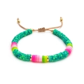 Boheems gelaagde armband van Heishi-kralen met natuurlijke parels en gouden accenten - Groene Polymeerklei Stijl (RTS220021A)