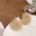 Boucles d'oreilles créoles en peluche beige avec base en tricot pour l'automne-hiver - Boule de Poils Tricotée Marron (2805)