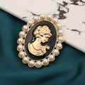 Dettaglio di spilla cammeo vintage con profilo dorato e bordo di perle eleganti - Grande / Nero