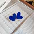 Primer plano de pendientes de corazón azul flocado con textura de terciopelo en soporte - Corazón Flocado de Color Sólido / 3# Pin de Plata - Corazón Azul