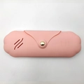 Portapennelli trucco in silicone rosa con fori di ventilazione e chiusura con bottone d'oro - Nuovo Rosa