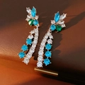 Detalle de pendientes de plata con cristales azules y verdes sobre estuche de cuero - Pendientes con poste de plata / Plata-Azul