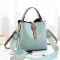 Elegante borsa a secchiello verde menta da donna con tracolla larga e dettagli marroni - Verde