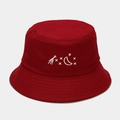 Détail du chapeau bob rouge en coton avec broderie fine de lune et d'étoiles blanches - Bordeaux