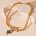 Vista dettagliata della collana a serpente dorata con maglia a rete e strass colorati - Oro/Verde (Collana Serpente Verde)