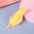 Giocattolo antistress a forma di banana realistica su sfondo viola minimalista - 68g / Banana - Buccia Gialla
