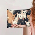 Gros plan d'une trousse à maquillage en toile à imprimé chat avec fermeture éclair - Groupe de Chats de Dessin Animé Mignons (jiaying0027)