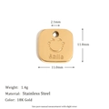 Dettaglio del ciondolo quadrato placcato oro 18 carati con smiley e specifiche tecniche - Ciondolo Quadrato Faccina Sorridente - Oro