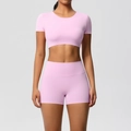 Vorderansicht eines rosa Yoga-Sets mit Kurzarm-Crop-Top und figurbetonten Sport-Shorts - S / Oberteil Und Unterteil / Himmelblau
