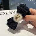 Dettaglio del fermaglio a banana in tweed blu con accento di coniglio dorato e pompon - Nero
