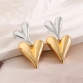 Elegantes pendientes de doble corazón bañados en oro y plata sobre soporte blanco - Estilo de Contraste Oro y Plata (45432)