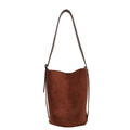 Sac seau en daim marron foncé avec bandoulière réglable en cuir sur fond blanc - Marron
