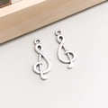 Detaillierte Draufsicht auf zwei silberne Musiknoten-Anhänger aus Legierung für DIY-Schmuck - 1 Stück Antiksilber Musiknote 10*27mm - 1,2g