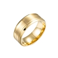 Detailansicht eines 8mm gold gebürsteten Edelstahlrings mit polierten Schrägkanten - US 6 / Gold