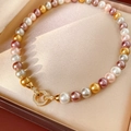 Primer plano detallado de perlas multicolores con cierre dorado adornado con pedrería - Estilo de Perla de Color Mixto (WN2269) / Dorado-Multicolor