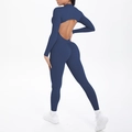 Detail van de marineblauwe yoga jumpsuit met rugopening en billenlift ontwerp - S / Marineblauw