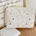 Detalle de neceser beige acolchado con bonitos estampados de ositos y corazones - Clutch Bag / Oso Castaño