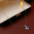 Détail d'un pendentif rose en zircon bleu sur doublure en soie avec éclairage pro - Pendentif Rose Chaîne de Clavicule / Bleu