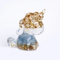 Hars eenhoorn beeldje met goudfolie en blauwe kristallen voor bureau decoratie - Aquamarijn + Opaal + Bladgoud