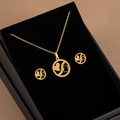 Conjunto de joyas doradas de acero con colgantes de oso y corazón en estuche de regalo - X471
