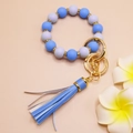 Silikon-Perlenarmband in Blau und Lavendel mit goldenen Strass-Abstandhaltern und Quaste - Blau-violette Perlen/Blaue Quaste