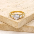 Elegante anello in acciaio al titanio dorato con zirconi tondi e quadrati su pietra - US 7 / Oro con zirconia bianca