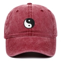 Detail der weinroten Baseballkappe aus gewaschener Baumwolle mit Yin-Yang-Stickerei - Einheitsgröße / Burgunderrot
