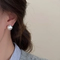 Orecchini a sfera in argento spazzolato da donna con texture opaca indossati da modella - 12mm / Argento
