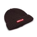 Détail du bonnet en maille marron foncé avec écusson brodé Hello rouge sur le revers - Taille unique / Marron Foncé