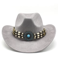Détail du chapeau de cow-boy en daim gris avec pierre turquoise et bandeau perlé tressé - M (56-59cm) / Gris Clair (Suède)