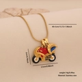 Collana con ciondolo moto in acciaio dorato con dettagli rossi e blu su sfondo beige - Moto Rossa e Blu (2#)