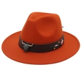 Détail d'un chapeau en feutre orange avec bande en cuir brodée et pendentif tête de taureau - M / Couleur caramel