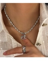 Gros plan du collier de perles avec breloque cheval et bague en pierres colorées - Pendentif Cheval à Bascule en Strass Argenté / Gris (Plaqué Or Réel)
