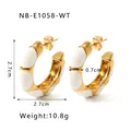 Dettaglio di orecchini a cerchio a C placcati in oro da 27mm con finitura in smalto bianco - Oro 18K / Bianco