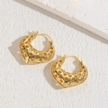 Lussuosi orecchini a cerchio placcati oro 14K con intricati motivi a cuore traforati - Piccoli Orecchini A Cerchio Con Intaglio A Cuore