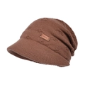 Winter gebreide muts met rand in koffiebruin met een lederen logo-patch - koffiekleur