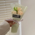 Tre rose di sapone color champagne in carta verde con nastro rosa e motivo musicale - Champagne