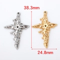 Vue détaillée des pendentifs croix dorés et argentés avec dimensions de 38,3mm par 24,8mm - Croix à motifs / Couleur Acier