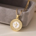Collana con ciondolo a croce in rame placcato oro 18K con zirconi su scatola regalo - Stile Croce Circolare (24810)