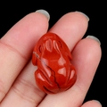 Mini-Froschfigur aus rotem Jaspis mit natürlicher Maserung und polierter Oberfläche - Roter Jaspis