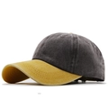 Dettaglio cappellino in cotone lavato con design color block grigio scuro e giallo senape - Regolabile / Caffè Giallo
