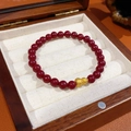 Dettaglio di bracciale in agata rossa con ciondolo a zucca dorata in scatola di legno - Stile Fortuna Zucca Dorata con Perla Rosso Scuro (42#)