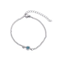 Detalle de pulsera de acero plateado con piedra de nacimiento azul y cierre de mosquetón - Púrpura Claro