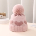 Detalle del gorro de punto rosa para bebé con patrón jacquard de corazón y pompón suave - Talla Única 0-12 Meses / Rosa