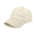 Détail de la casquette beige en dentelle avec broderie délicate de trèfles à quatre feuilles - Beige / M (56-58cm)